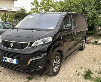Priekinė automobilio, kurį nuomojate Peugeot Expert Traveller Tiranoje, Albanija vaizdas ✓ Automobilis #16394. ✓ Pavarų dėžė Automatinis TM ✓ Atsiliepimai 0.