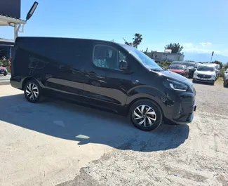 Vista frontal de un Fiat Ulysse de alquiler en el aeropuerto de Antalya, Turquía ✓ Coche n.º 16395. ✓ Automático TM ✓ 0 opiniones.