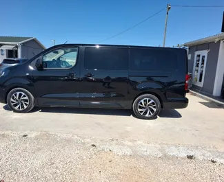 Fiat Ulysse 2026 disponible para alquilar en el aeropuerto de Antalya, con límite de millaje de 200 km/día.