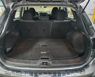 Nissan Rogue 2019 s pohonem Pohon všech kol, dostupné na letišti Tbilisi.