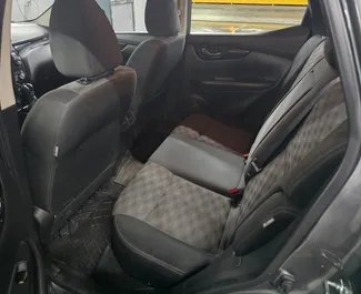Interiér Nissan Rogue k pronájmu v Gruzii. Skvělé auto s 4 sedadly a převodovkou Automatické.