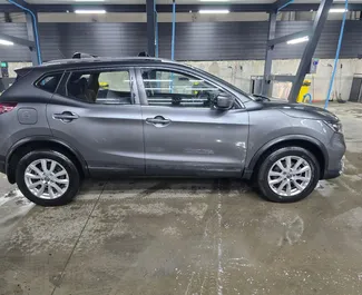 Nissan Rogue 2019 k dispozici k pronájmu na letišti Tbilisi, s omezením ujetých kilometrů neomezené.