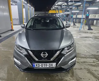 Přední pohled na pronájem Nissan Rogue na letišti Tbilisi, Georgia ✓ Auto č. 16455. ✓ Převodovka Automatické TM ✓ Recenze 0.