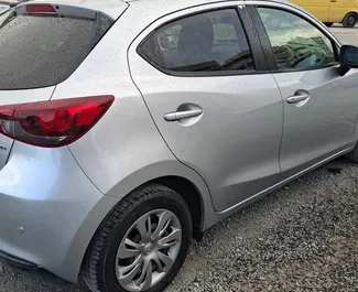 Priekinė automobilio, kurį nuomojate Mazda 2 Limasolyje, Kipras vaizdas ✓ Automobilis #16457. ✓ Pavarų dėžė Automatinis TM ✓ Atsiliepimai 0.