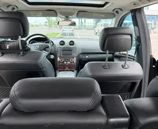 Mercedes-Benz ML350 salono nuoma Albanijoje. Puikus 5 sėdimų vietų automobilis su Automatinis pavarų dėže.