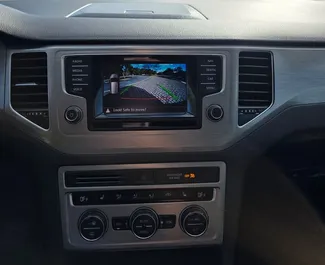 モンテネグロにてでのVolkswagen Golf Sportsvan 2019カーレンタル、特徴は✓ディーゼル燃料と150馬力 ➤ 1日あたり55 EURからスタート。