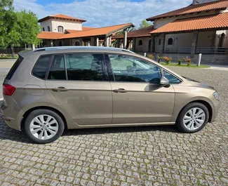 ブドヴァにてでレンタル可能なVolkswagen Golf Sportsvan 2019、無制限の走行距離制限付き。