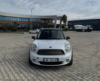 Predný pohľad na prenajaté auto Mini Countryman Cooper S v v Tirane, Albánsko ✓ Auto č. 16434. ✓ Prevodovka Manuálne TM ✓ Hodnotenia 0.