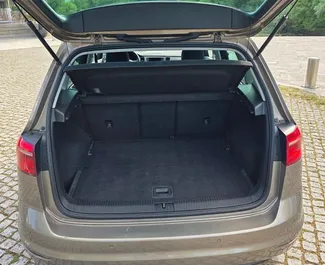 ブドヴァにてで利用可能なフロントドライブシステム搭載のVolkswagen Golf Sportsvan 2019。
