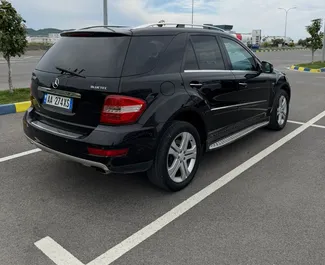 Mercedes-Benz ML350 2011 automobilio nuoma Albanijoje, savybės ✓ Dyzelinas degalai ir 200 arklio galios ➤ Nuo 35 EUR per dieną.