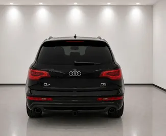 Interiér Audi Q7 k pronájmu v Albánii. Skvělé auto s 7 sedadly a převodovkou Automatické.