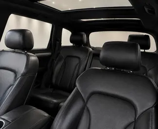 Audi Q7 2012 k dispozici k pronájmu v Tiraně, s omezením ujetých kilometrů neomezené.