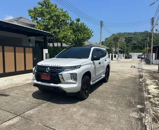 Přední pohled na pronájem Mitsubishi Pajero Sport na letišti Phuket, Thajsko ✓ Auto č. 16294. ✓ Převodovka Automatické TM ✓ Recenze 0.