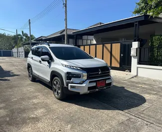 Vue de face d'une location Mitsubishi Xpander Cross à l'aéroport de Phuket, Thaïlande ✓ Voiture #16298. ✓ Automatique TM ✓ 0 avis.
