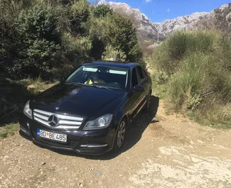 Vista frontal de un Mercedes-Benz C-Class de alquiler en el aeropuerto de Podgorica, Montenegro ✓ Coche n.º 16214. ✓ Automático TM ✓ 0 opiniones.
