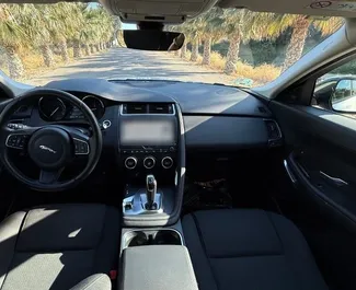 Interiér Jaguar E-Pace k pronájmu ve Španělsku. Skvělé auto s 5 sedadly a převodovkou Automatické.