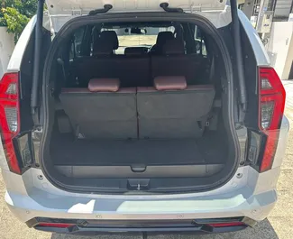 Mitsubishi Pajero Sport 2026 k dispozici k pronájmu na letišti Phuket, s omezením ujetých kilometrů neomezené.