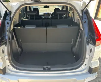 Intérieur de Mitsubishi Xpander Cross à louer en Thaïlande. Une excellente voiture de 7 places avec une transmission Automatique.