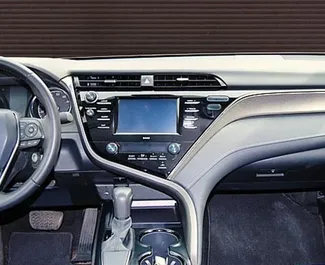 Alquiler de coches Toyota Camry 2020 en Armenia, con ✓ combustible de Gasolina y 178 caballos de fuerza ➤ Desde 53 USD por día.