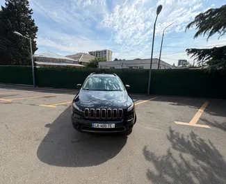 Jeep Cherokee 2016, Tiflis'te için kiralık, sınırsız kilometre sınırı ile.