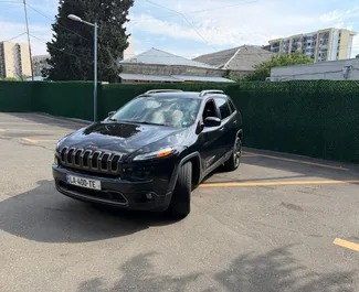 Jeep Cherokee 2016 araç kiralama Gürcistan'da, ✓ Benzin yakıt ve 272 beygir gücü özellikleriyle ➤ Günde başlayan fiyatlarla 110 GEL.