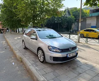 Vooraanzicht van een huurauto Volkswagen Golf 6 in Tirana, Albanië ✓ Auto #13930. ✓ Transmissie Automatisch TM ✓ 0 beoordelingen.