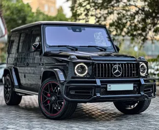 Vista frontal de un Mercedes-Benz G63 AMG de alquiler en Bakú, Azerbaiyán ✓ Coche n.º 16469. ✓ Automático TM ✓ 0 opiniones.