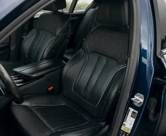 BMW 5-Series location. Confort, Premium Voiture à louer en Géorgie ✓ Dépôt de 800 GEL ✓ RC, ATR, Passagers, Jeune options d'assurance.