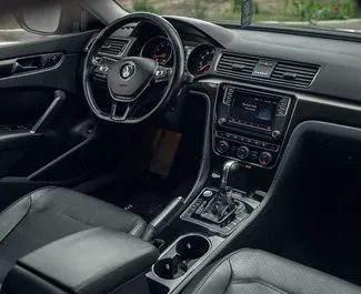 Volkswagen Passat 2018 disponible à la location à Tbilissi, avec une limite de kilométrage de 150 km/jour.