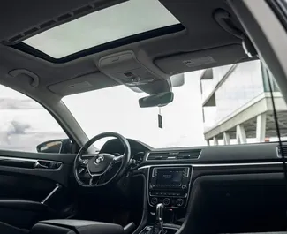 Intérieur de Volkswagen Passat à louer en Géorgie. Une excellente voiture de 5 places avec une transmission Automatique.