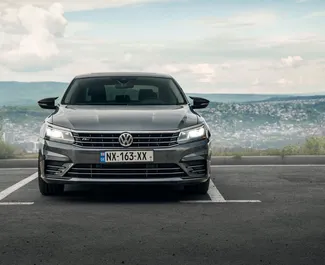 Vue de face d'une location Volkswagen Passat à Tbilissi, Géorgie ✓ Voiture #14138. ✓ Automatique TM ✓ 0 avis.