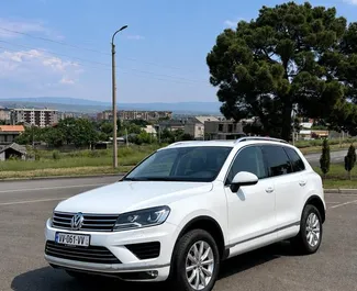 Volkswagen Touareg – автомобиль категории Комфорт, Премиум, Внедорожник напрокат в Грузии ✓ Без депозита ✓ Страхование: ОСАГО, Супер КАСКО, Полное КАСКО, Пассажиры, От угона, Без депозита.
