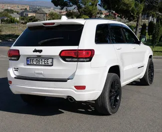 Jeep Grand Cherokee – автомобиль категории Комфорт, Премиум, Внедорожник напрокат в Грузии ✓ Без депозита ✓ Страхование: ОСАГО, Супер КАСКО, Полное КАСКО, Пассажиры, От угона, Без депозита.