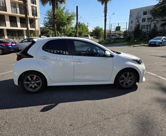 Toyota Yaris noma. Ekonomiskā, Komforta automašīna nomai Gruzijā ✓ Bez depozīta ✓ Apdrošināšanas iespējas: TPL, SCDW, Pasažieri, Krāpšana, Nav depozīta.