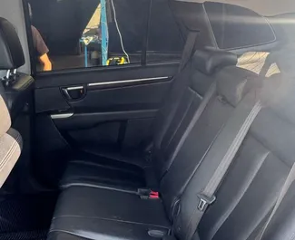 Hyundai Santa Fe kiralama için Arnavutluk'ta iç mekanı. Harika bir 7 koltuklu araba, Otomatik şanzıman ile.