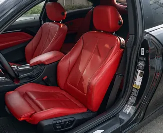 조지아에서에서 대여 가능한 BMW 428i Gran Coupe의 인테리어. 자동 변속기가 장착된 멋진 4인승 차량입니다.