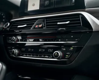 Intérieur de BMW 5-Series à louer en Géorgie. Une excellente voiture de 5 places avec une transmission Automatique.