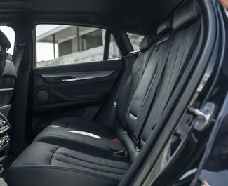 일일 200km의 주행 제한이 있는 트빌리시에서에서 대여 가능한 BMW X6 2021.