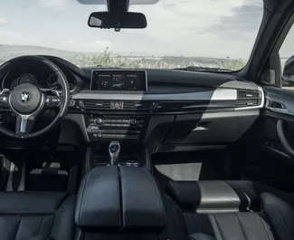 조지아에서에서 대여 가능한 BMW X6의 인테리어. 자동 변속기가 장착된 멋진 5인승 차량입니다.