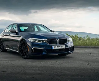 Vue de face d'une location BMW 5-Series à Tbilissi, Géorgie ✓ Voiture #15475. ✓ Automatique TM ✓ 0 avis.