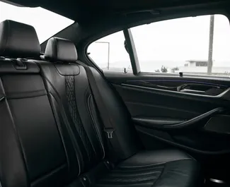 BMW 5-Series 2019 avec Voiture à propulsion arrière système, disponible à Tbilissi.