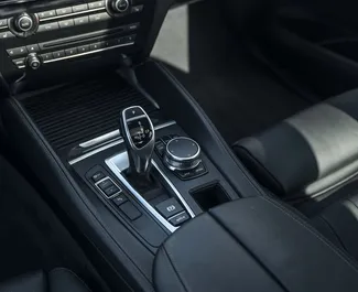 트빌리시에서에서 사용 가능한 사륜구동 시스템이 장착된 BMW X6 2021.