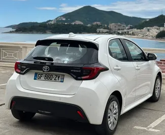 Toyota Yaris noma. Ekonomiskā, Komforta automašīna nomai Melnkalnē ✓ Depozīts 100 EUR ✓ Apdrošināšanas iespējas: TPL, CDW, SCDW, FDW, Pasažieri, Ārvalstīs.