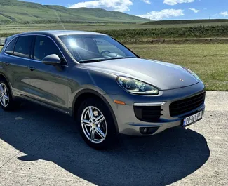 Porsche Cayenne – автомобиль категории Премиум, Люкс, Внедорожник напрокат в Грузии ✓ Без депозита ✓ Страхование: ОСАГО, КАСКО, Супер КАСКО, Полное КАСКО, Пассажиры, От угона, Без депозита.