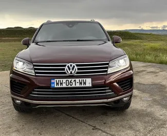 Арендуйте Volkswagen Touareg 2018 в Грузии. Топливо: Бензин. Мощность: 300 л.с. ➤ Стоимость от 155 GEL в сутки.