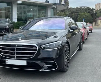 Vista frontal de un Mercedes-Benz S500 de alquiler en Bakú, Azerbaiyán ✓ Coche n.º 16470. ✓ Automático TM ✓ 0 opiniones.
