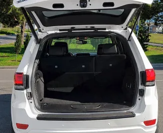 Салон Jeep Grand Cherokee для аренды в Грузии. Отличный 5-местный автомобиль. ✓ Коробка Автомат.