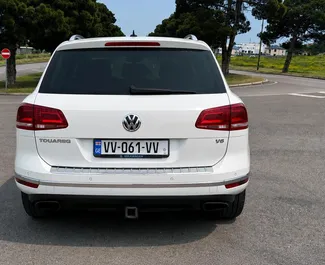 Арендуйте Volkswagen Touareg 2018 в Грузии. Топливо: Бензин. Мощность: 300 л.с. ➤ Стоимость от 125 GEL в сутки.