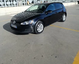 Vooraanzicht van een huurauto Volkswagen Golf 7 in Tirana, Albanië ✓ Auto #16619. ✓ Transmissie Automatisch TM ✓ 0 beoordelingen.