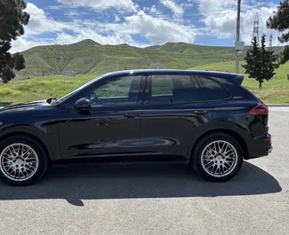 Porsche Cayenne 2016 для аренды в Тбилиси. Лимит пробега 250 км/день.